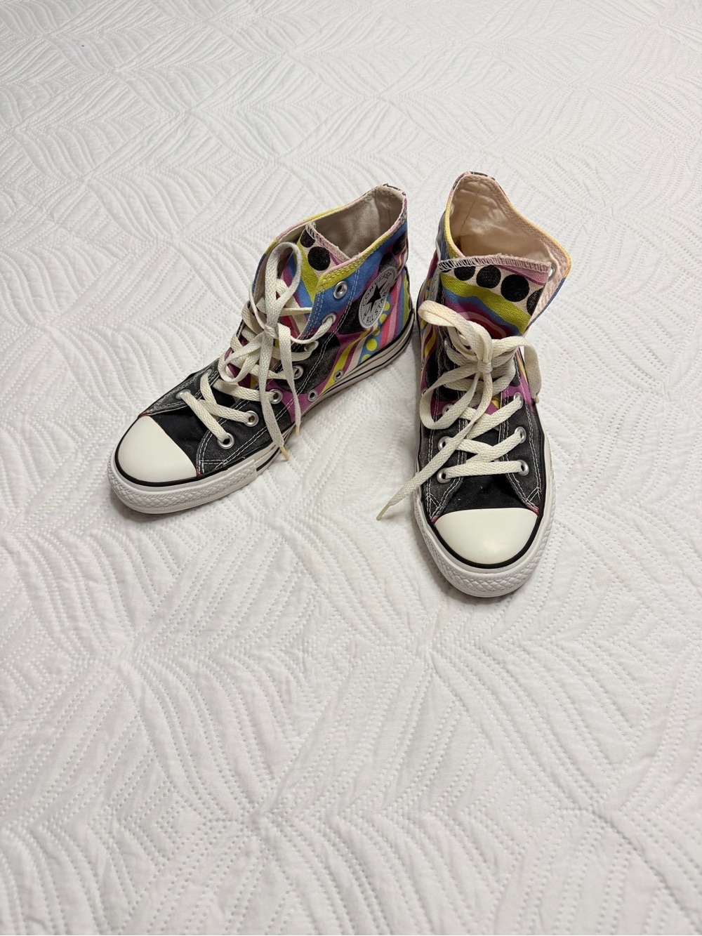 Converse Women’s High-Top Sneakers with Funky Rainbow Pattern. Size 8